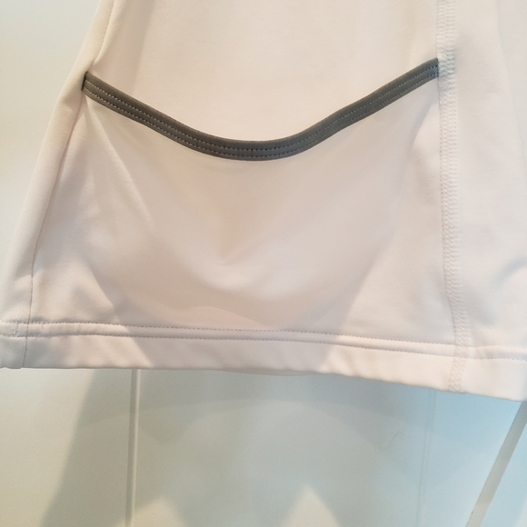 𝅺REEBOK tank top, white with silver reflection trim.  Size Large - Picture 2 of 9